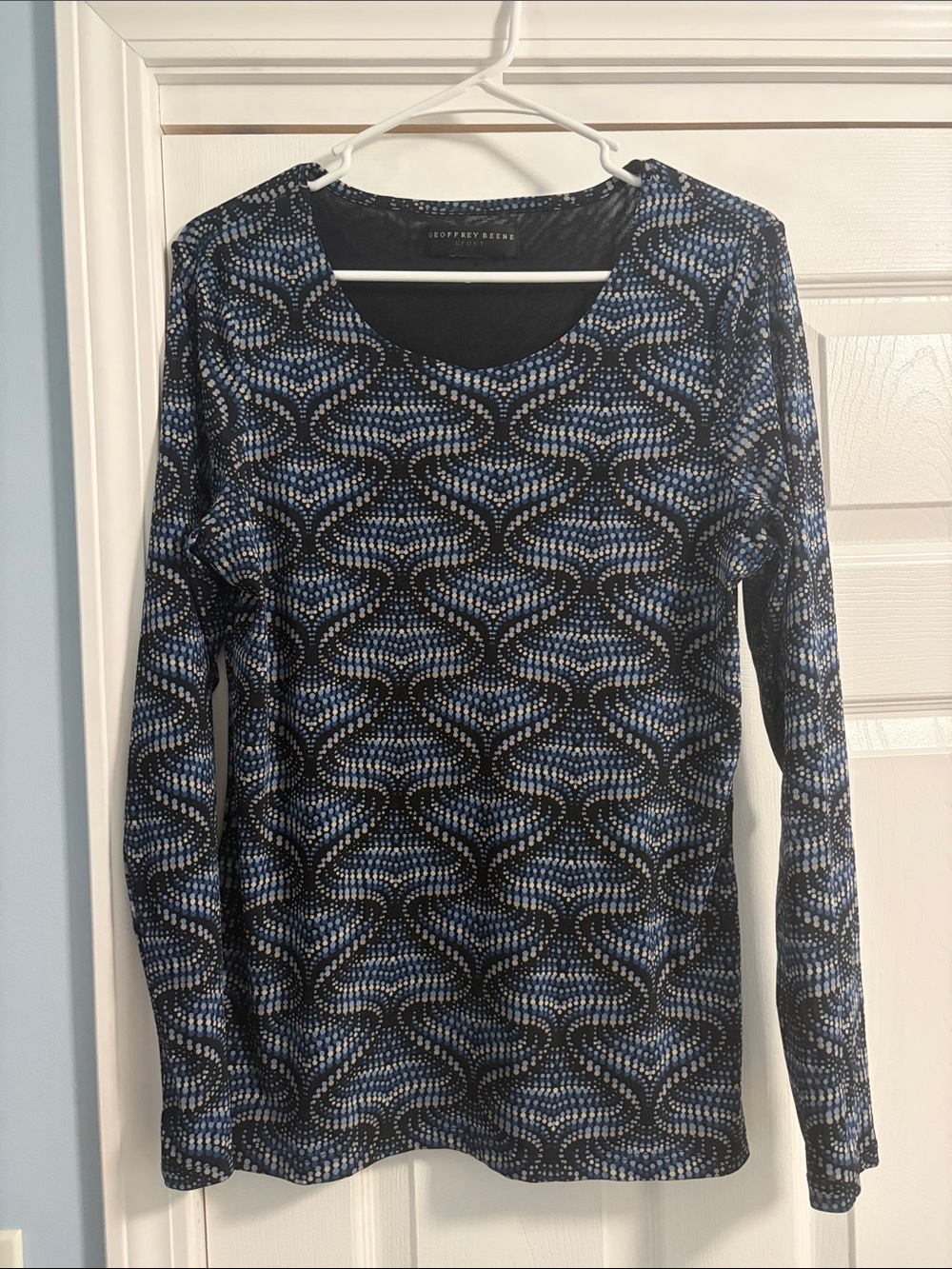 Geoffrey Beene Black and Blue Wave-Print Long Sleeve Scoop Top